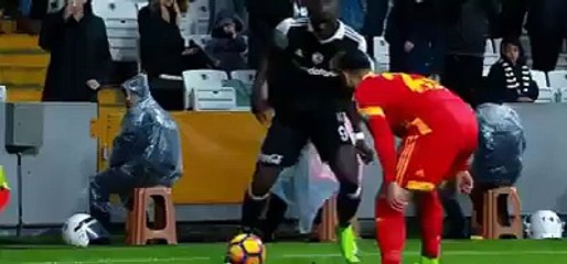 A finta de Aboubakar que está a dar a volta ao Mundo!