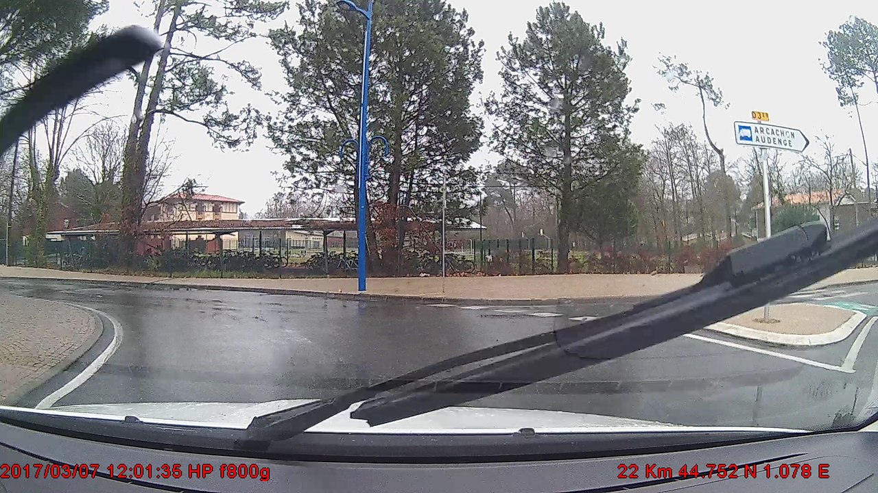 coupe la route pour sortir du lycée en passant par le passage pour piétons et la piste cyclable
