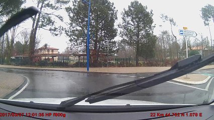 coupe la route pour sortir du lycée en passant par le passage pour piétons et la piste cyclable