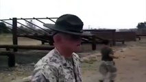 Un instructeur militaire fait planter un soldat