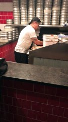 El chingo Catana asciendo pizza para los Blanca Nieves culero