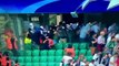 Un fan fou  de foot gaze les stewards avec leur propre bombe lacrymogène