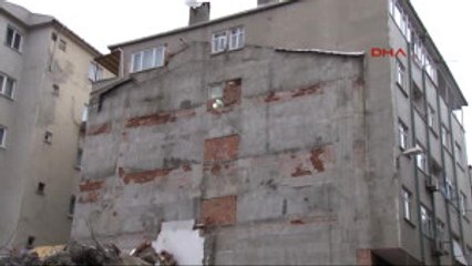 Zeytinburnu'nda, Yıkımı Yapılan Caminin Yanındaki Binada Çatlaklar Oluşurken Bazı Duvarları Yıkıldı