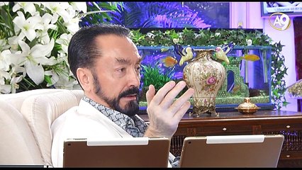 Amerikalı yazar Ernest Hemingway Che’nin katliamlarına şeref misafiri olarak katılıp, izliyordu.