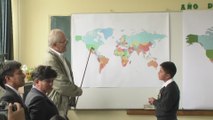 Kuczynski da clases de geografía en el inicio de la jornada escolar en Perú