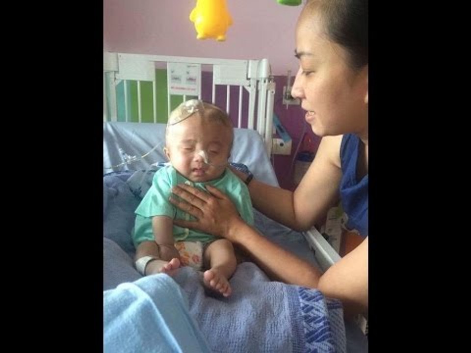 CẢ NHÀ ƠI HÃY CẦU NGUYỆN CHO CON...BÉ Phạm Đức Lộc Khi Trở lại việt nam từ Singapore Khóc