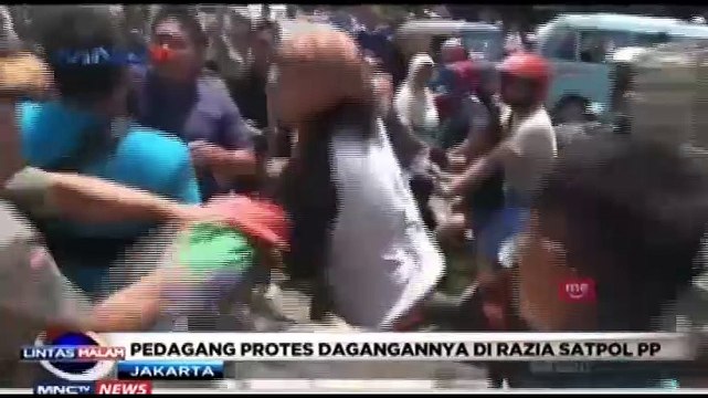 Razia PKL Tanah Abang Ricuh