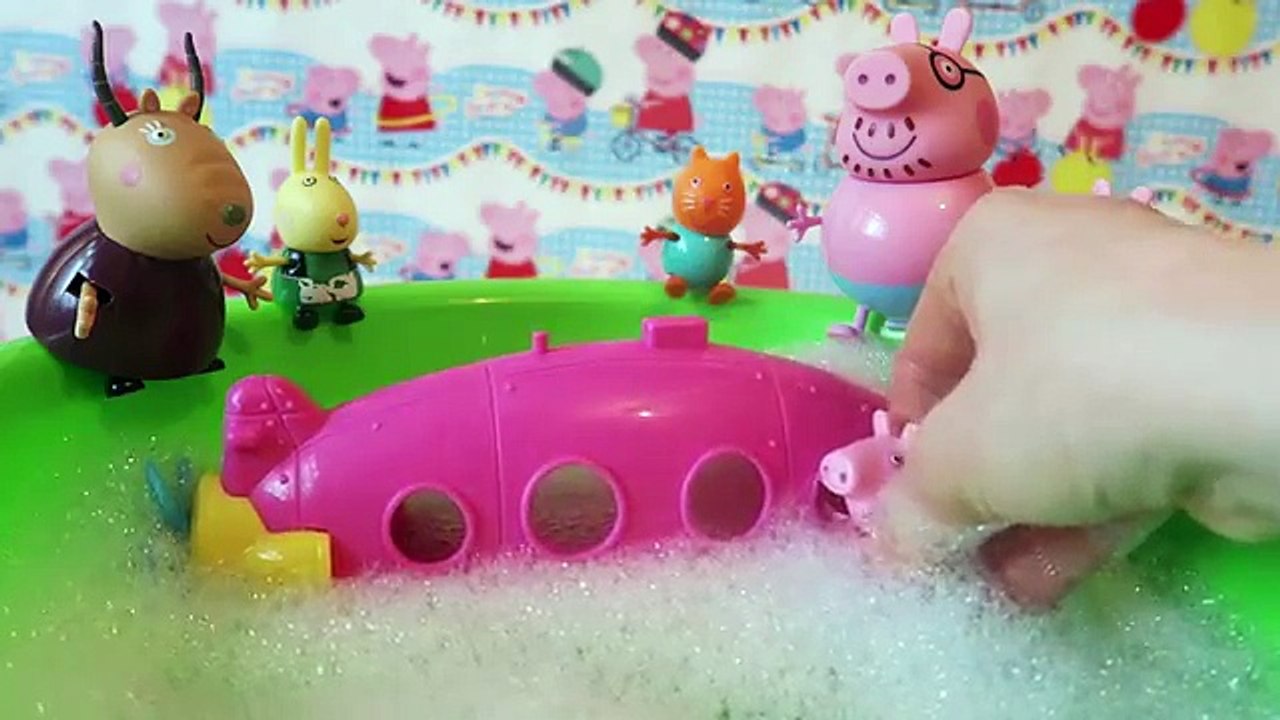 Peppa Pig swimming bubble bath- plays with animal toys