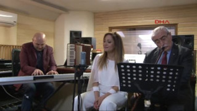 Iki Profesör, Sağlık Çalışanlarına Yönelik Şiddeti Dur Demek Için Şarkı Söyledi