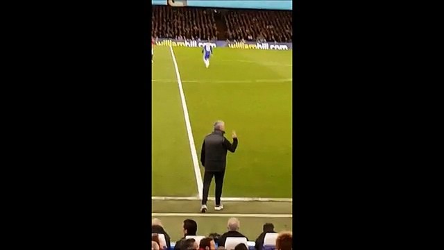 Mourinho foi insultado pelos adeptos do Chelsea e reagiu assim