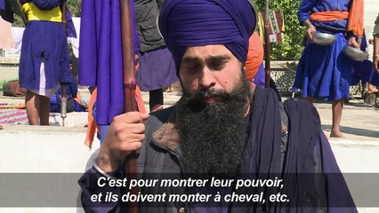 Inde: des guerriers sikhs à un festival d'arts martiaux