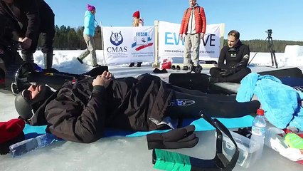 Un français bat le record du monde en apnée sous la glace
