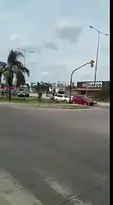 Após ter a moto roubada, vítima acerta uma pedrada fulminante no ladrão