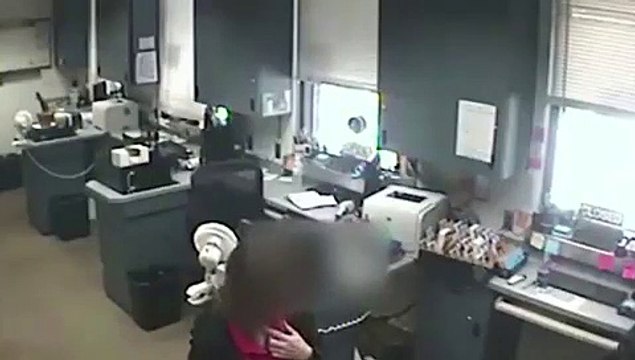 Policia që duam, por në USA , shpëton kolegen që po mbytej