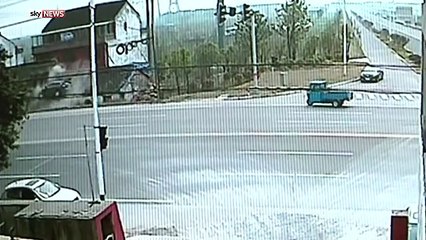 Il perd le contrôle de sa voiture et atterrit sur le toit d'une maison