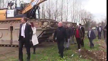 Amfibi Ekskavatör Suya Gömüldü. Yorum Sizin