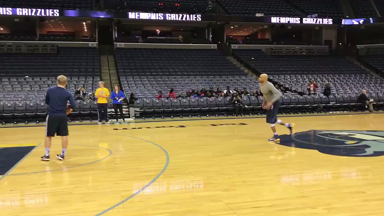 À 40 ans, Vince Carter passe un windmill à 180°