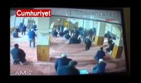 Camide bağış paralarını çalmaya kalkan şüpheliye cemaatten dayak