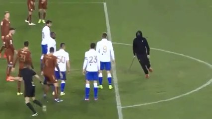 Il entre sur le terrain avec une barre de fer .