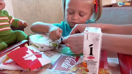 ✔ Baby Born and cook Yaroslava are eating hamburgers. Кукла и Ярослава кушают гамбургер. Серия 30 ✔