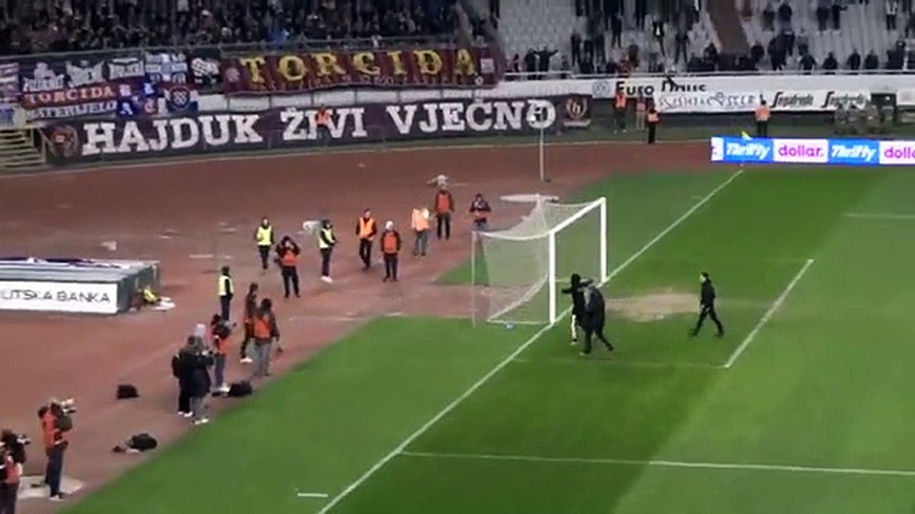 Ce supporter croatese pointe sur le terrain et menace l'arbitre avec une barre de fer