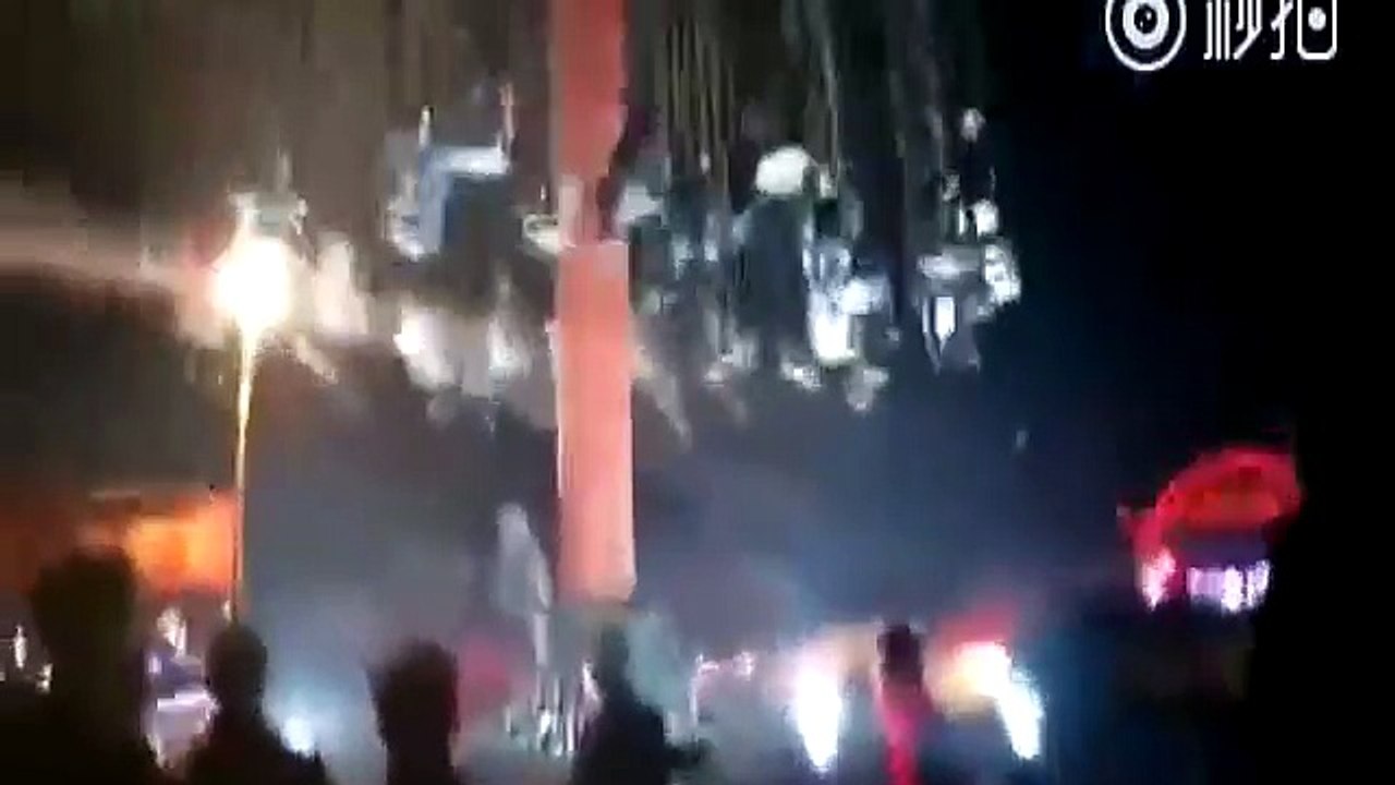 Une attraction de chaises volantes s’écroule subitement avec des touristes dessus (Chine)