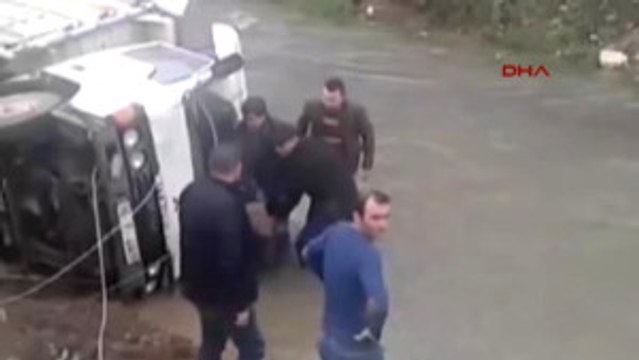 Bursa Dereye Uçan Kamyonetten Böyle Çıkartıldı