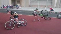 Des cyclistes luttent face aux violentes rafales de vent