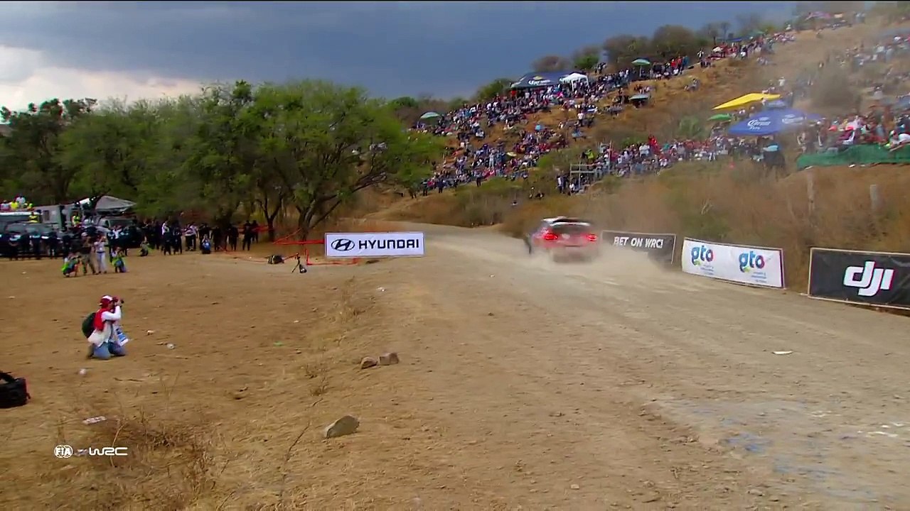 Rallye – Kris Meeke sort de la piste, se perd sur un parking et gagne quand même la course !