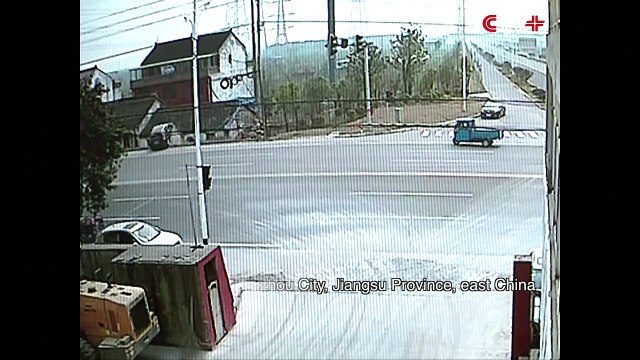 Un automobiliste termine sur le toit d’une maison après avoir confondu l’accélérateur avec le frein (Chine)