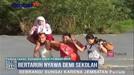 Jembatan Putus, Warga Harus Menyebrangi Arus Deras Sungai