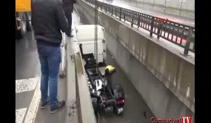 Başakşehir'de TIR kanala uçtu