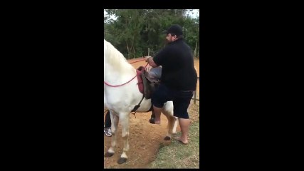 Cet homme peine à monter sur le cheval et pour cause !!!
