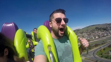 Un passager d'un Rollercoaster récupère une casquette en plein vol