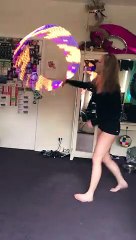 Elle réalise de magnifiques figures avec son hula hoop