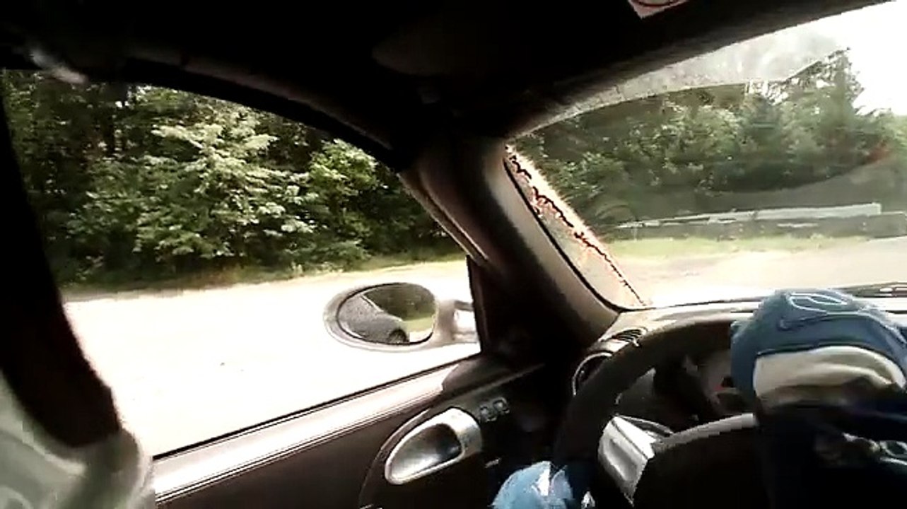 Au volant de se Porsche 911 sur circuit, il percute un cerf qui explose sous la violence du choc .