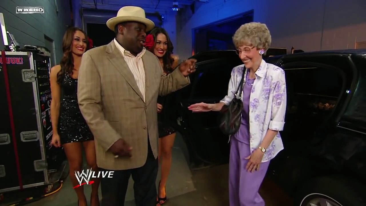 Cedric the Entertainer arrives at the arena for Raw