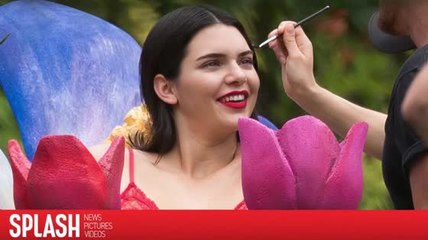 Kendall Jenner pose en lingerie rouge