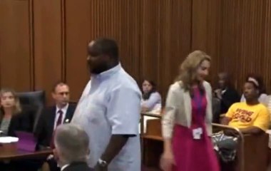 Un homme très en colère se jette sur l’assassin de sa fille lors du procès