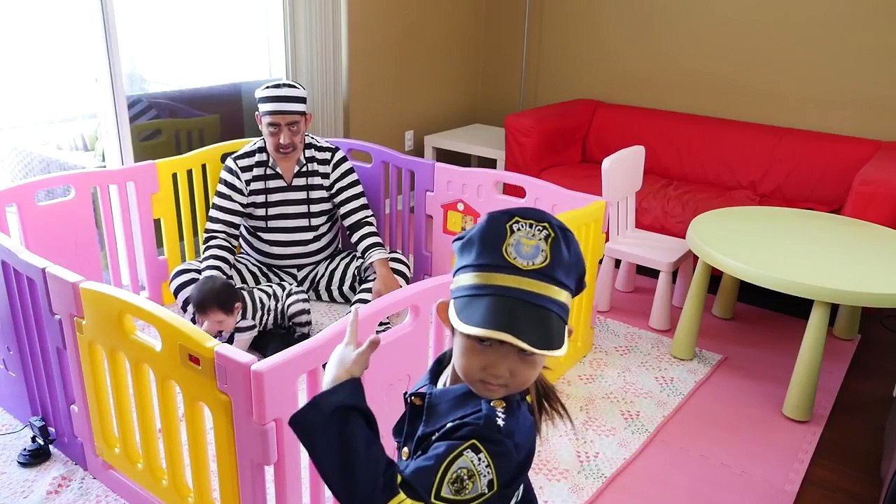 【脱獄ごっこ】刑務所から脱走！手錠も外すよ！囚人vsさえ看守 Prison Break - SaeSana