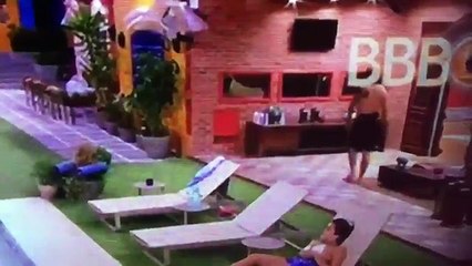 BBB17 - Emilly chuta Marcos e público pede expulsão
