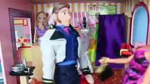 BARBIES FUNNY SHOE PROBLEMS! Frozen Prince Hans & Barbie Shop at Mall Doll Parody DisneyC