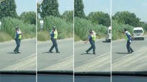À votre avis, sur quelle musique danse cette policière sud-africain en plein travail ?