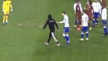 Un hooligan entre sur la pelouse avec une barre de fer pour frapper l'arbitre