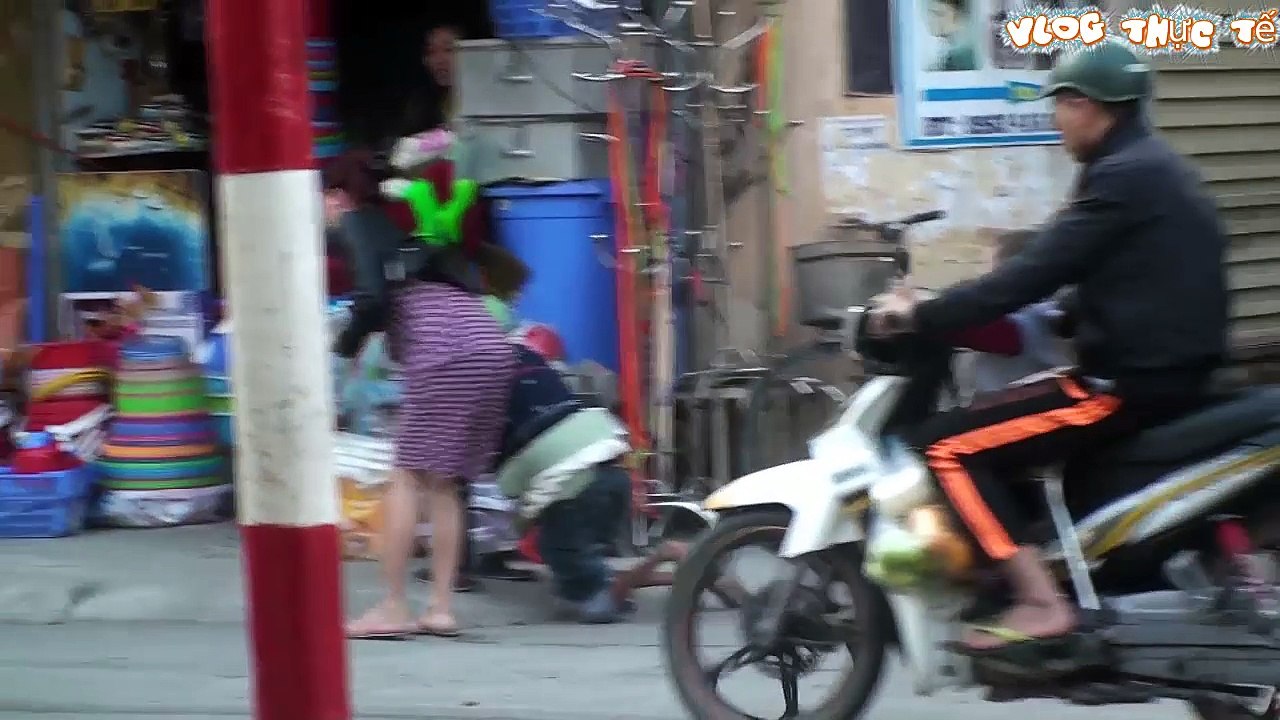 Người Tàn Tật Bị Chăn Dắt Bắt Bò Trên Đường Để Xin Tiền