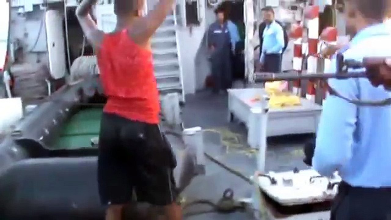 INDIAN NAVY Captures Somali Pirates