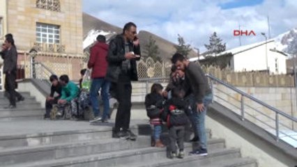 Hakkari Valiliği Önünde Bekleyen 50 Afganistanlı Emniyete Götürüldü