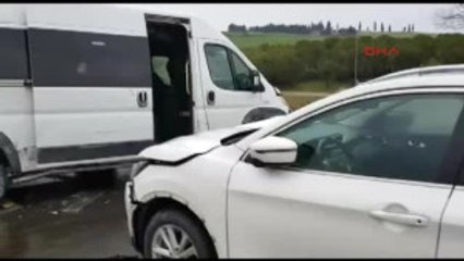 Öğrenci Servisi Karşı Yönden Gelen Otomobille Kafa Kafaya Çarpıştı