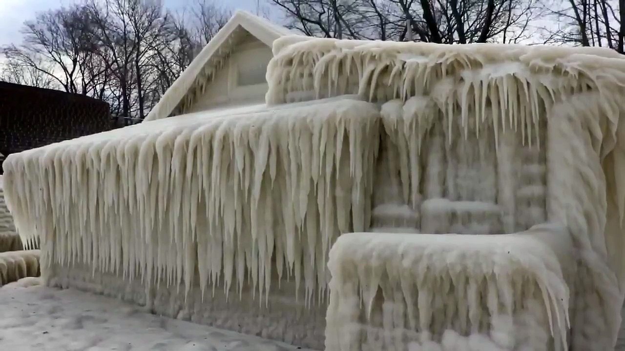 Cette maison au bord du lac Ontario est complètement recouverte par la glace - Tempete Stella - USA