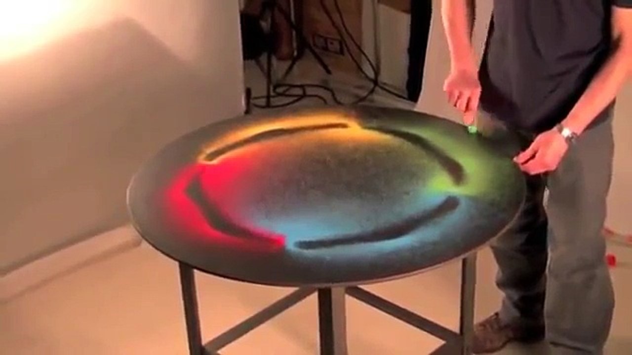 Cet artiste place de petits tas de sable coloré sur une table. Mais ce qui se passe ensuite est vraiment bluffant !